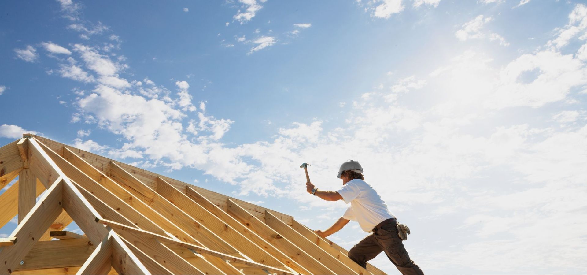 Dachdecker beim Bau eines Holzdaches